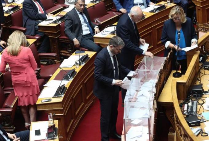 «ΠΑΣΟΚ ρε μούτρο!»: Το επικό ψηφοδέλτιο στη Βουλή που… ακυρώθηκε