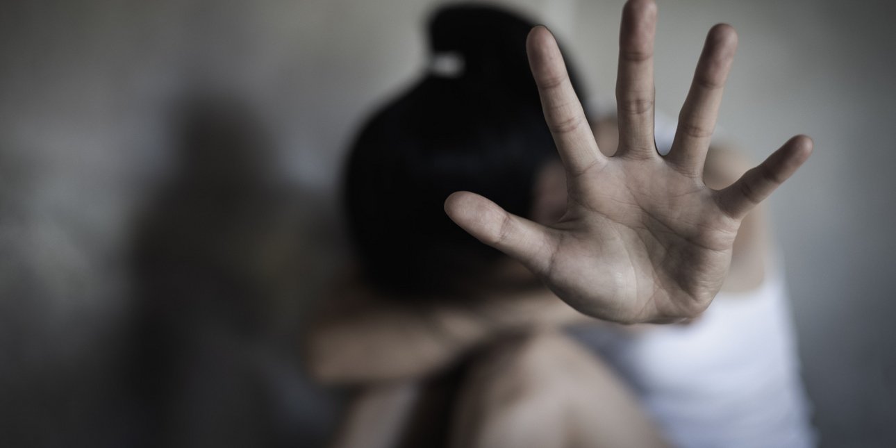 Βόλος: Κλώτσησε και τραυμάτισε την έγκυο σύζυγό του μπροστά στο παιδί τους