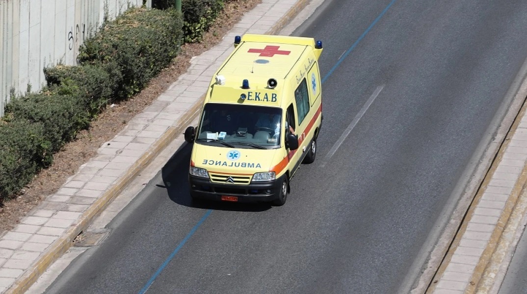 Τροχαίο με τρεις τραυματίες και απεγκλωβισμό στην είσοδο της κοιλάδας των Τεμπών Τροχαίο με τρεις τραυματίες και απεγκλωβισμό στην είσοδο της κοιλάδας των Τεμπών