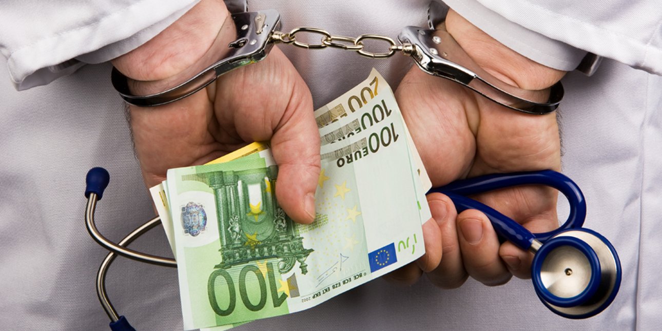 Συνελήφθη 62χρονος διευθυντής καρδιοχειρουργικής στο πανεπιστημιακό της Λάρισας για «φακελάκι» 2.500 ευρώ Συνελήφθη 62χρονος διευθυντής καρδιοχειρουργικής στο πανεπιστημιακό της Λάρισας για «φακελάκι» 2.500 ευρώ