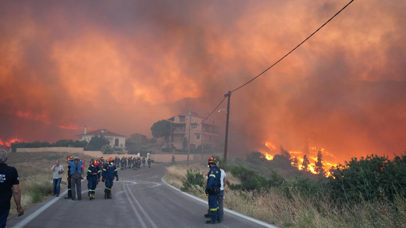 Μαίνονται οι φωτιές στη Χίο - Κοντά σε σπίτια οι φλόγες, επιχειρούν ισχυρές πυροσβεστικές δυνάμεις Μαίνονται οι φωτιές στη Χίο - Κοντά σε σπίτια οι φλόγες, επιχειρούν ισχυρές πυροσβεστικές δυνάμεις