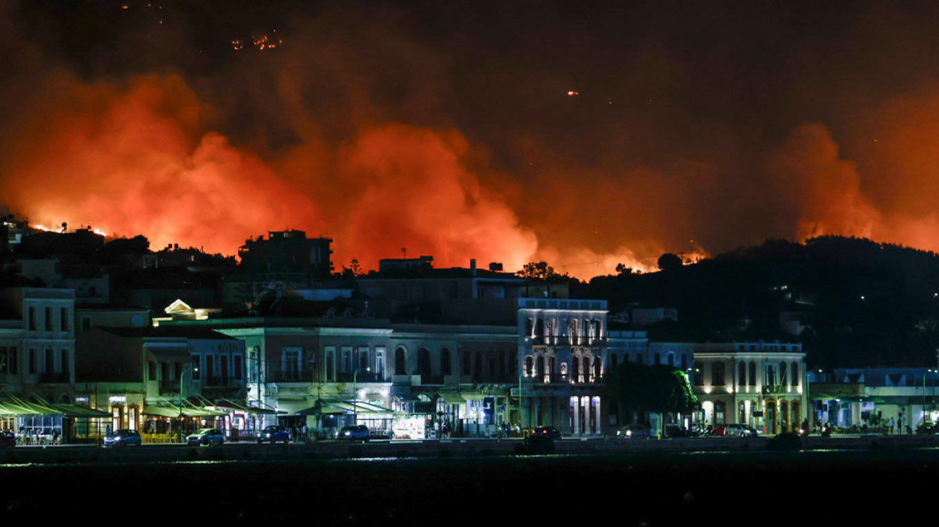 Εφιαλτικό βράδυ στη Χίο: Μάχη σε πέντε πύρινα μέτωπα, εξετάζεται ο εμπρησμός