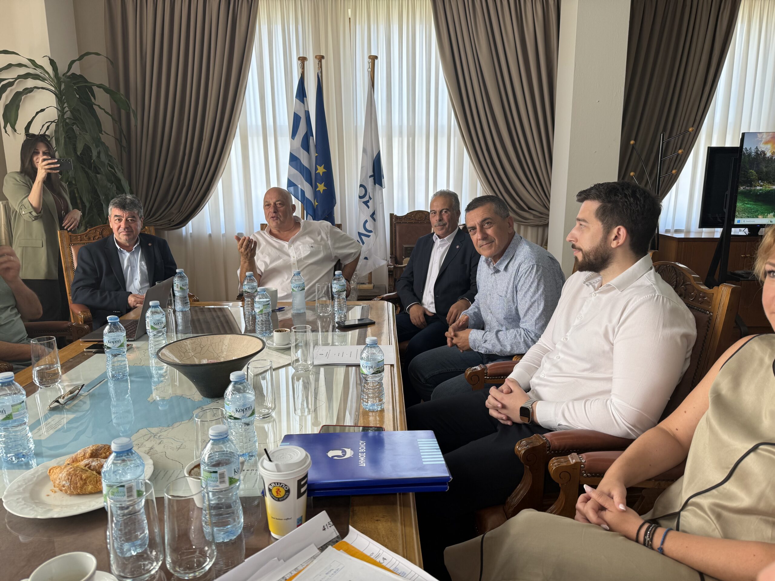 Εκτακτη σύσκεψη στο δημαρχείο Βόλου: Παραδόθηκε η πρώτη φάση της μελέτης αντιπλημμυρικής θωράκισης από το Π.Θ. Εκτακτη σύσκεψη στο δημαρχείο Βόλου: Παραδόθηκε η πρώτη φάση της μελέτης αντιπλημμυρικής θωράκισης από το Π.Θ.