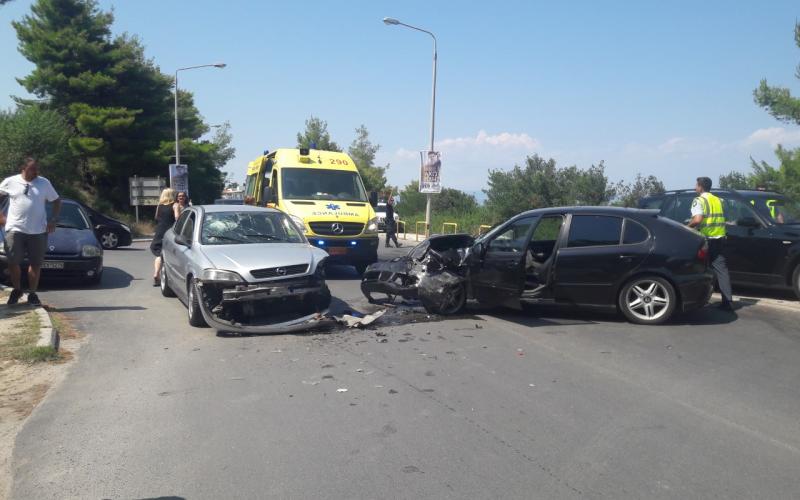 Τροχαίο στον κυκλικό κόμβο Πλατυκάμπου με δύο τραυματίες Τροχαίο στον κυκλικό κόμβο Πλατυκάμπου με δύο τραυματίες