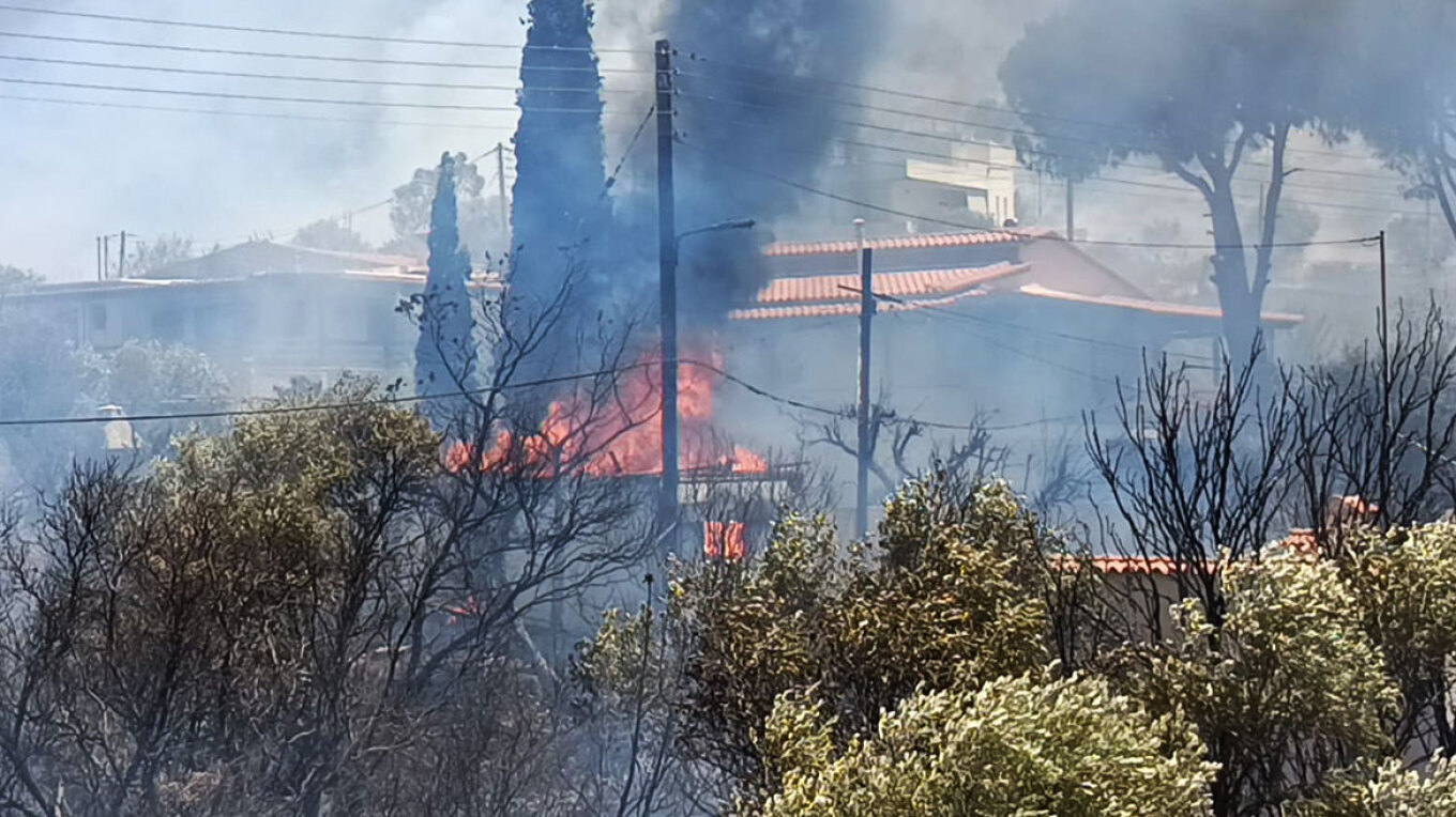 Φωτιά στην Παλαιά Φώκαια: Καίγονται σπίτια, εστάλη 112 για εκκενώσεις, διακοπή κυκλοφορίας, 40 απεγκλωβισμοί Φωτιά στην Παλαιά Φώκαια: Καίγονται σπίτια, εστάλη 112 για εκκενώσεις, διακοπή κυκλοφορίας, 40 απεγκλωβισμοί