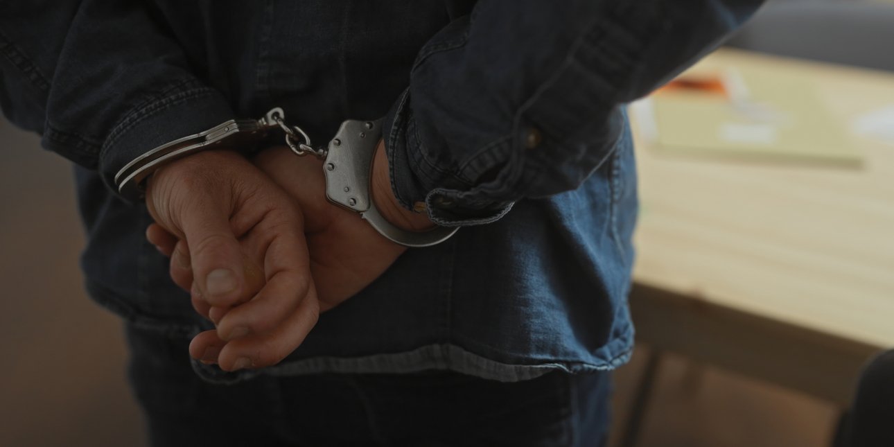 Άγριος καβγάς στο Βόλο: Η σύζυγος τον κατηγόρησε για ομόφυλη σχέση και κείνος πετούσε γλάστρες από το μπαλκόνι Άγριος καβγάς στο Βόλο: Η σύζυγος τον κατηγόρησε για ομόφυλη σχέση και κείνος πετούσε γλάστρες από το μπαλκόνι