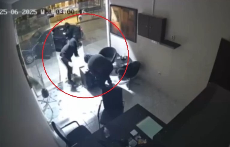 Λάρισα: Κινηματογραφική εισβολή σε ενεχυροδανειστήριο – Ξήλωσαν χρηματοκιβώτιο Λάρισα: Κινηματογραφική εισβολή σε ενεχυροδανειστήριο – Ξήλωσαν χρηματοκιβώτιο