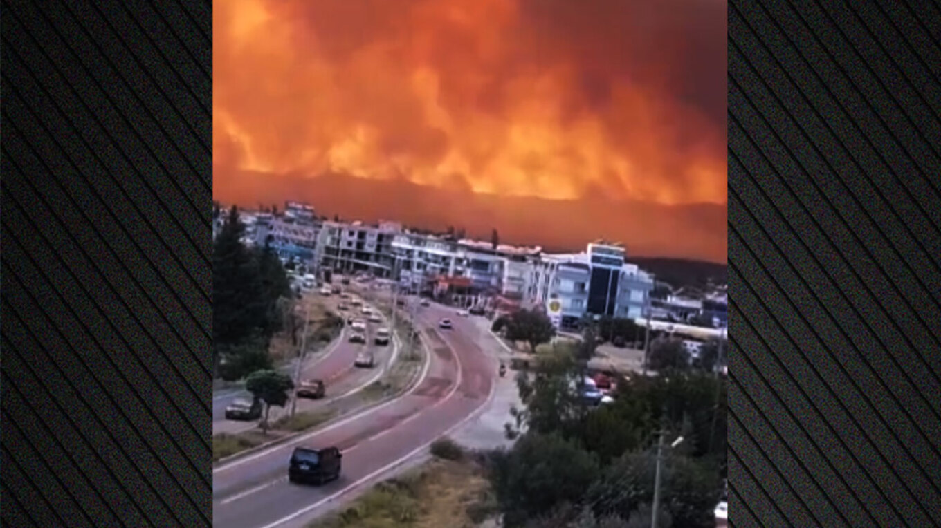 Καίγεται η Σμύρνη, βρέχει στάχτη στην Πάτμο - Πολλά μέτωπα σε όλη την Τουρκία Καίγεται η Σμύρνη, βρέχει στάχτη στην Πάτμο - Πολλά μέτωπα σε όλη την Τουρκία