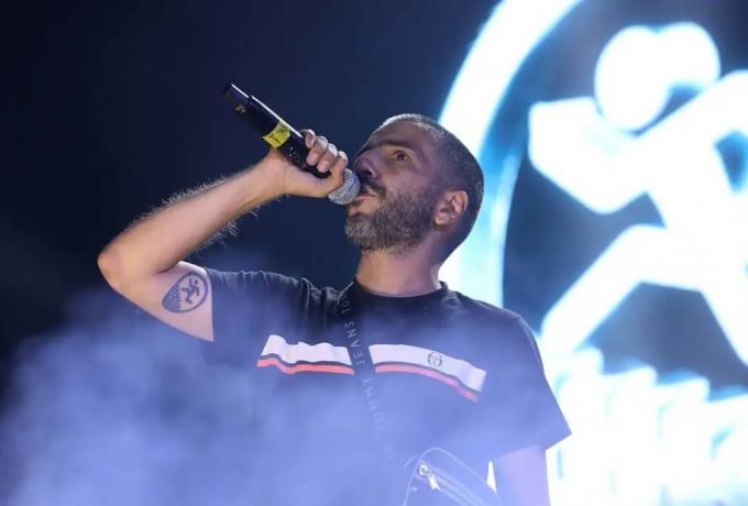 ΛΕΞ: Κατάμεστο ξανά το ΟΑΚΑ για τη συναυλία του – Χιλιάδες θαυμαστές γιορτάζουν το «φαινόμενο» με καπνογόνα
