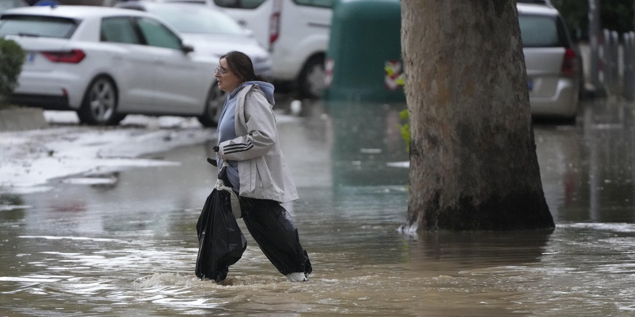 Ξαφνικές καταιγίδες στην Ιταλία: Ένας νεκρός από υπερχείλιση χειμάρρου, εγκλωβισμένοι -Εκκενώθηκαν κατασκηνώσεις Ξαφνικές καταιγίδες στην Ιταλία: Ένας νεκρός από υπερχείλιση χειμάρρου, εγκλωβισμένοι -Εκκενώθηκαν κατασκηνώσεις