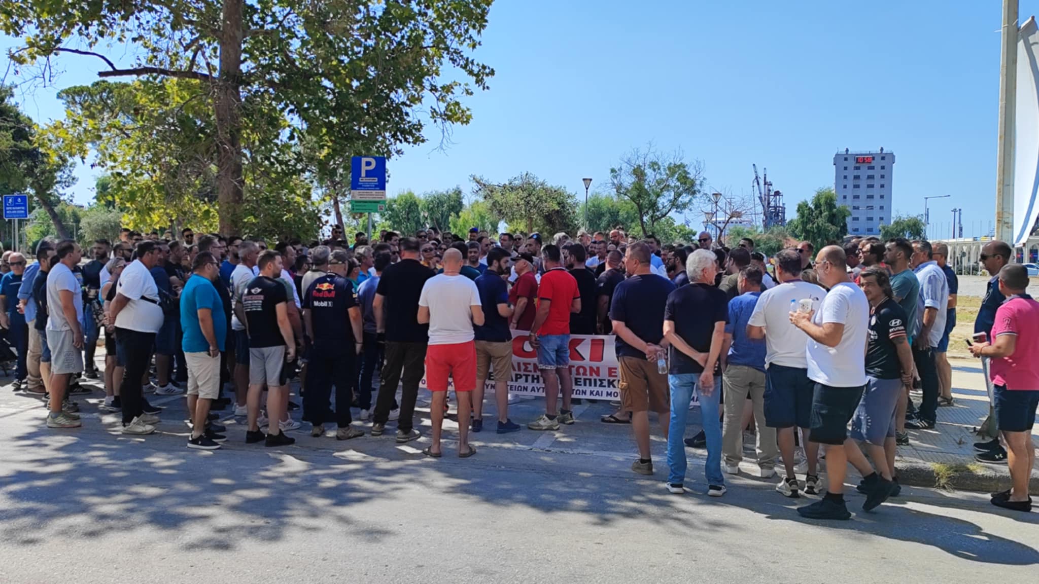 Πολιορκούν τη ΔΟΥ Βόλου οι ιδιοκτήτες συνεργείων που αντιδρούν στο ψηφιακό πελατολόγιο (ΦΩΤΟ)