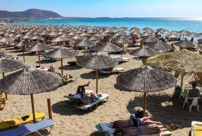 Drones θα ελέγχουν τις ξαπλώστρες στις παραλίες: 3.000 καταγγελίες για αυθαιρεσίες, η πρωταθλήτρια περιοχή