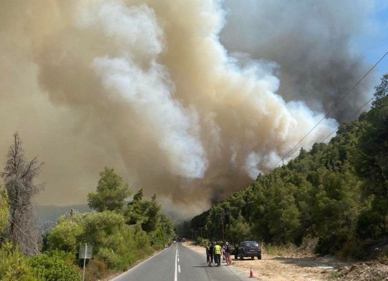 Μεγάλη φωτιά καίει πευκοδάσος στη Βουρβουρού Χαλκιδικής - Μήνυμα του 112 στους κατοίκους να απομακρυνθούν Μεγάλη φωτιά καίει πευκοδάσος στη Βουρβουρού Χαλκιδικής - Μήνυμα του 112 στους κατοίκους να απομακρυνθούν