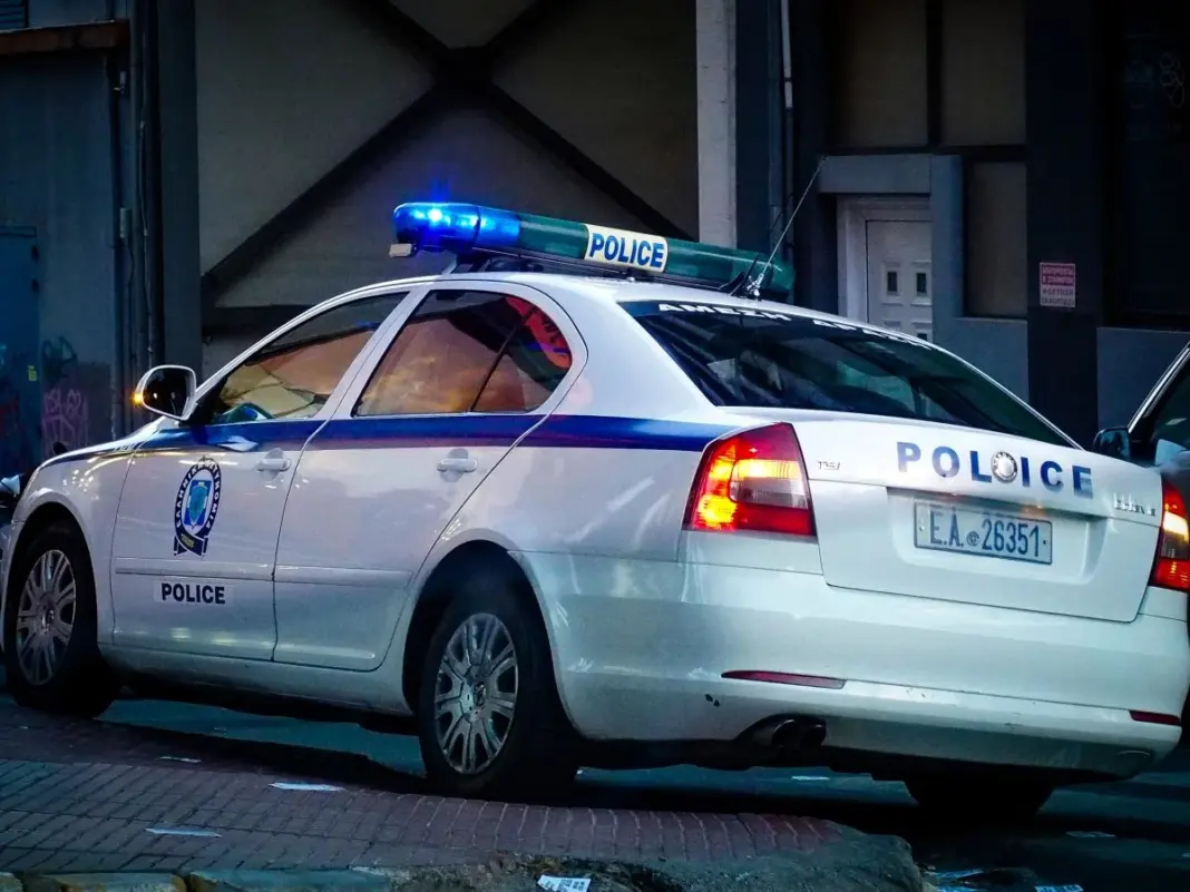 Λάρισα: Τον έπιασαν με ναρκωτικά και όπλα στην κατοχή του και τον ακινητοποίησαν Λάρισα: Τον έπιασαν με ναρκωτικά και όπλα στην κατοχή του και τον ακινητοποίησαν