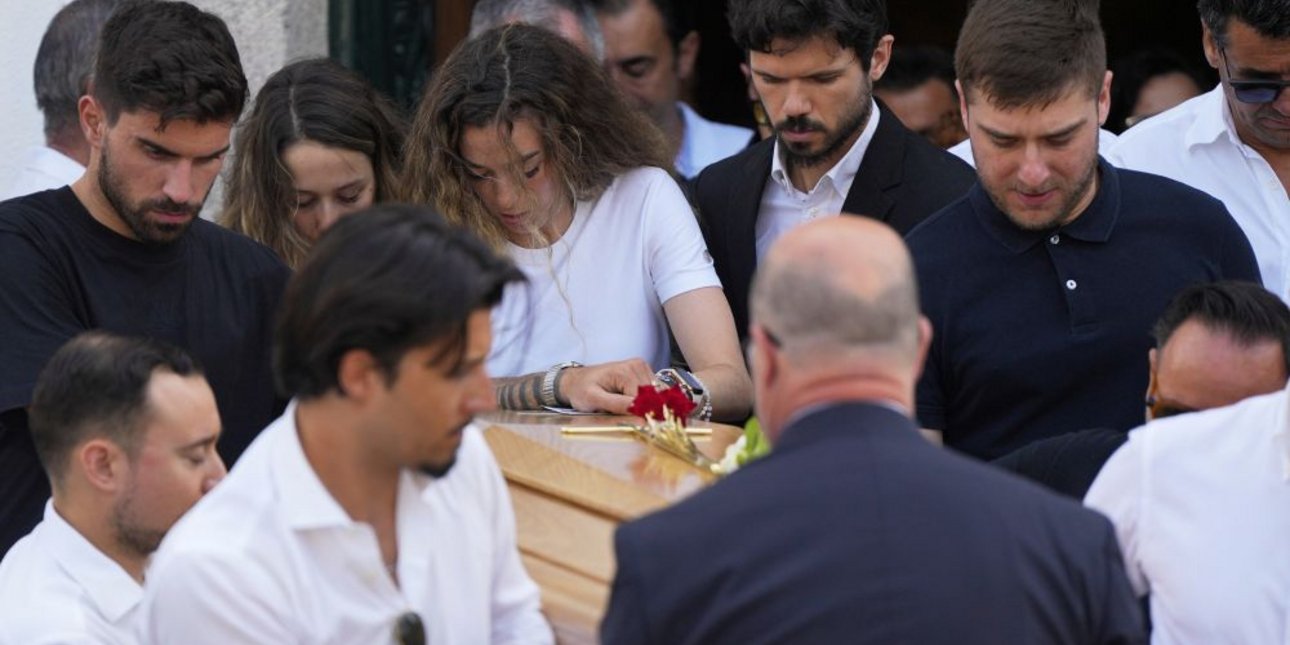 Ράγισαν καρδιές στην κηδεία του Ντιόγκο Ζότα -Σήκωσε το φέρετρο η σύζυγός του, λύγισαν οι συμπαίκτες του Ράγισαν καρδιές στην κηδεία του Ντιόγκο Ζότα -Σήκωσε το φέρετρο η σύζυγός του, λύγισαν οι συμπαίκτες του