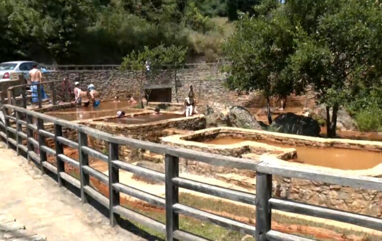 Κόκκινο Νερό: Το ιαματικό νερό με τις «θαυματουργές» ιδιότητες Κόκκινο Νερό: Το ιαματικό νερό με τις «θαυματουργές» ιδιότητες