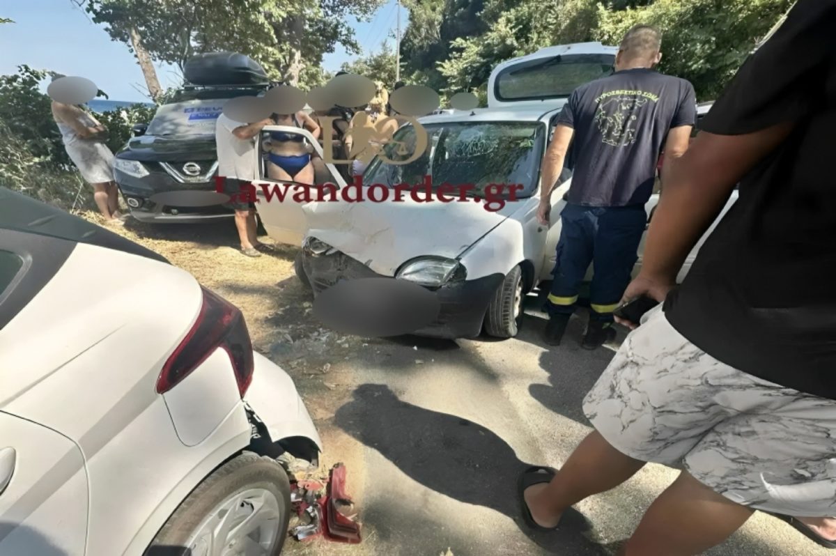 Τρελή πορεία ΙΧ στα παράλια Λάρισας-προσέκρουε σε τρία σταθμευμένα οχήματα-ένας τραυματίας Τρελή πορεία ΙΧ στα παράλια Λάρισας-προσέκρουε σε τρία σταθμευμένα οχήματα-ένας τραυματίας