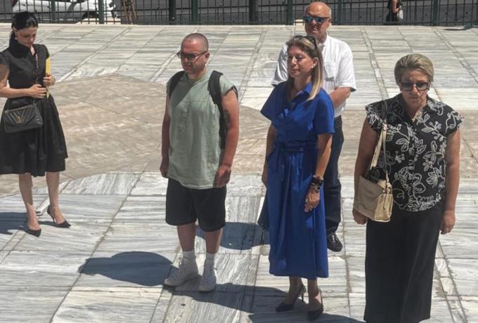 Στη Βουλή η Καρυστιανού - Κατέθεσε 1,3 εκατομμύρια υπογραφές για την κατάργηση του άρθρου 86 του Συντάγματος