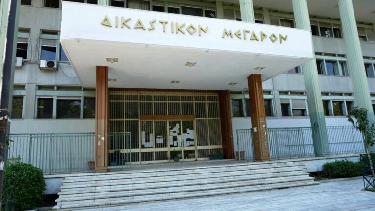 Λάρισα: Ένοχος ο καρδιοχειρουργός για το «φακελάκι» – Τέσσερα χρόνια φυλάκιση και 40.000 χρηματικό πρόστιμο Λάρισα: Ένοχος ο καρδιοχειρουργός για το «φακελάκι» – Τέσσερα χρόνια φυλάκιση και 40.000 χρηματικό πρόστιμο