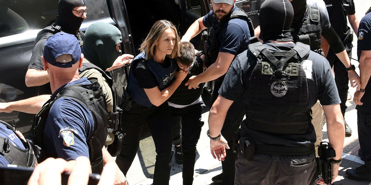Στα δικαστήρια Πάτρας η Ειρήνη Μουρτζούκου, μετά την ομολογία των δολοφονιών -«Φόνισσα» την αποδοκίμασε το πλήθος Στα δικαστήρια Πάτρας η Ειρήνη Μουρτζούκου, μετά την ομολογία των δολοφονιών -«Φόνισσα» την αποδοκίμασε το πλήθος