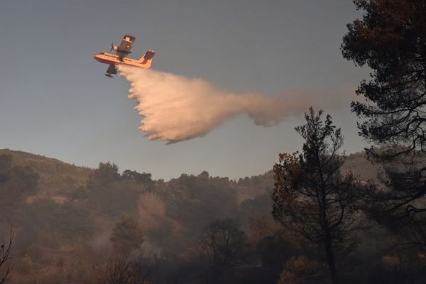 Φωτιά στο Χειμάδι έξω από τη Λάρισα-Σηκώθηκαν τρία αεροσκάφη