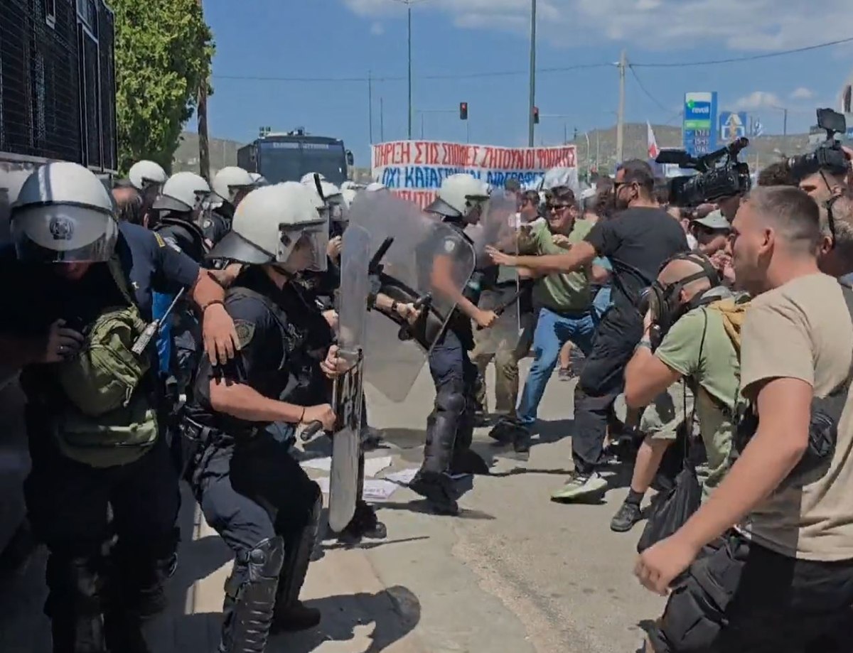 Δακρυγόνα και ξύλο έξω από τη σύνοδο των Πρυτάνεων-Φοιτητές ήρθαν αντιμέτωποι με τα ΜΑΤ Δακρυγόνα και ξύλο έξω από τη σύνοδο των Πρυτάνεων-Φοιτητές ήρθαν αντιμέτωποι με τα ΜΑΤ