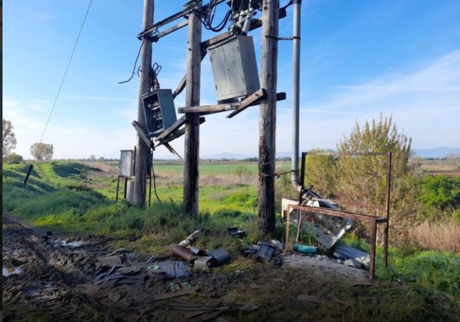 Αστυνομική επιχείρηση στη Νέα Σμύρνη στη Λάρισα: Χειροπέδες σε μέλη σπείρας που έκλεβε μετασχηματιστές Αστυνομική επιχείρηση στη Νέα Σμύρνη στη Λάρισα: Χειροπέδες σε μέλη σπείρας που έκλεβε μετασχηματιστές