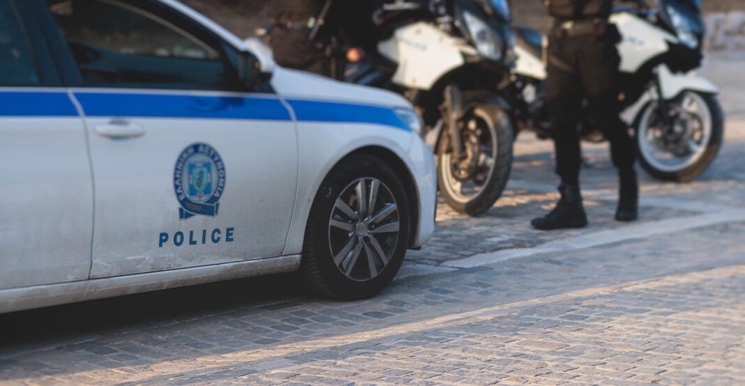 Ανήλικα αδέρφια έκλεψαν ταμειακή μηχανή σε καφετέρια στον Τύρναβο  – Συνελήφθη ένα κορίτσι και ο παππούς