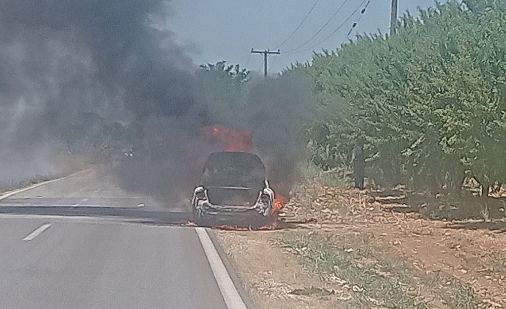 Αυτοκίνητο κάηκε ολοσχερώς στο δρόμο Ελασσόνας – Τυρνάβου – Αναστάτωση και κινητοποίηση στο σημείο (φωτ.)