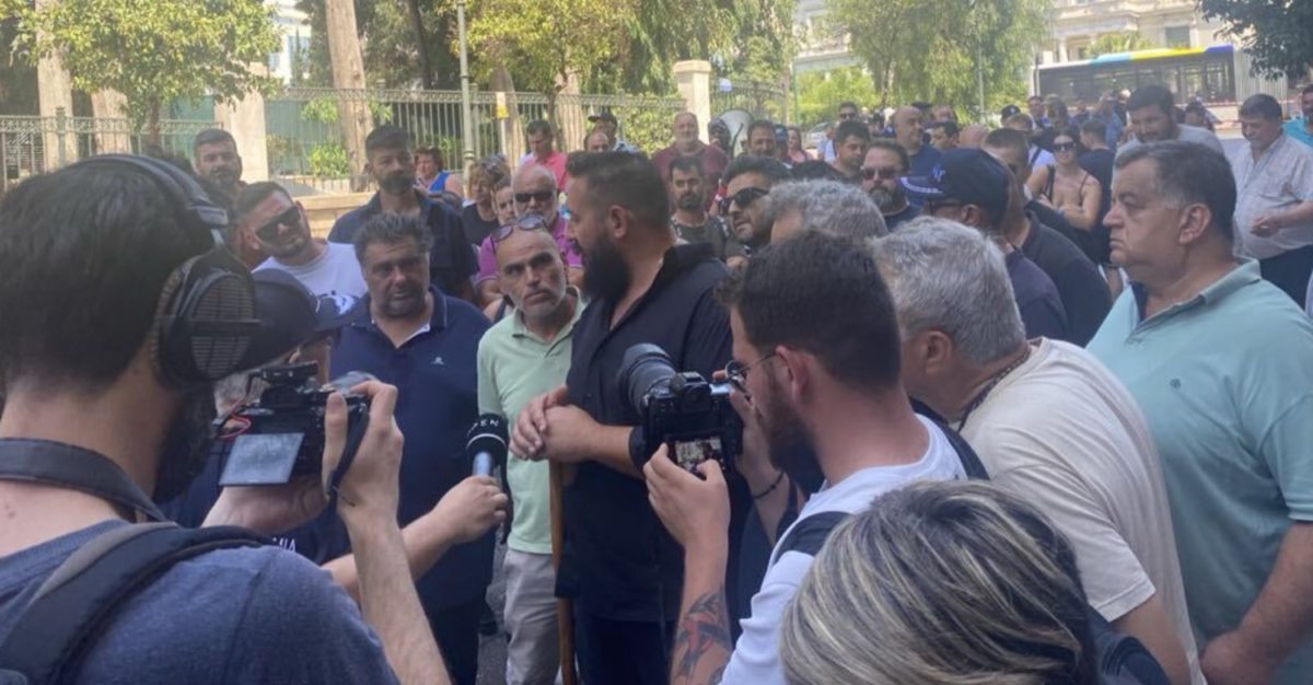 Στην Ηρώδου Αττικού έφτασαν οι κτηνοτρόφοι- Ζητούν συνάντηση με τον Πρωθυπουργό Στην Ηρώδου Αττικού έφτασαν οι κτηνοτρόφοι- Ζητούν συνάντηση με τον Πρωθυπουργό