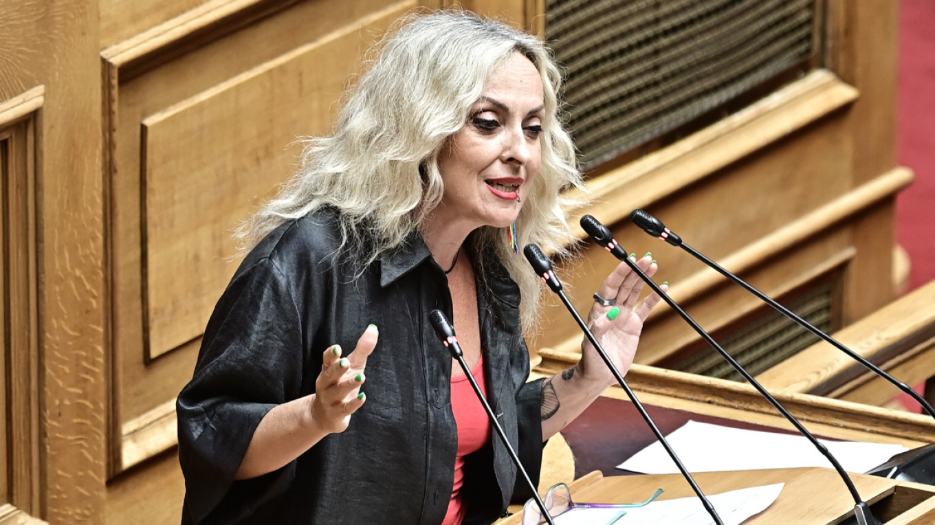 Η βουλευτής της Πλεύσης Τζώρτζια Κεφαλά το-ριξε στο τραγούδι από το βήμα της Βουλής - Δείτε βίντεο Η βουλευτής της Πλεύσης Τζώρτζια Κεφαλά το-ριξε στο τραγούδι από το βήμα της Βουλής - Δείτε βίντεο