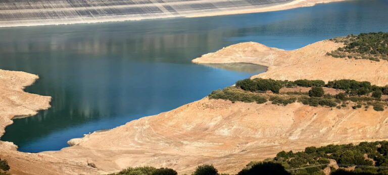 Πολύ χαμηλή στάθμη νερού στην λίμνη του Μόρνου – Αποκαλύπτονται σπίτια βυθισμένου οικισμού (εικόνες)