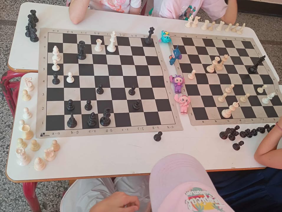 «Κατασκήνωση στην Πόλη» Δήμου Λαρισαίων: Μικροί κατασκηνωτές… μεγάλοι σκακιστές – Μαθήματα σκάκι στις δομές