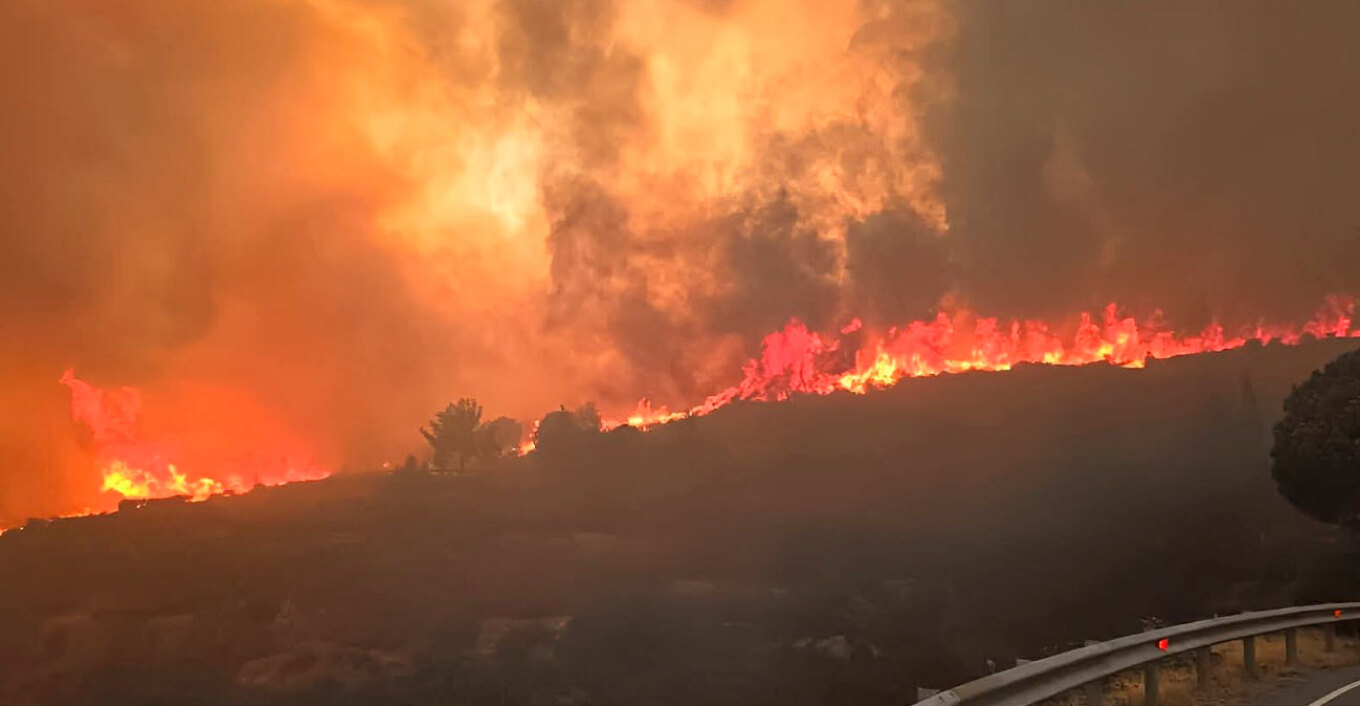Μαίνεται η πύρινη λαίλαπα στην Κύπρο - Δύο άνθρωποι κάηκαν ζωντανοί στην προσπάθειά τους να διαφύγουν με το αυτοκίνητο Μαίνεται η πύρινη λαίλαπα στην Κύπρο - Δύο άνθρωποι κάηκαν ζωντανοί στην προσπάθειά τους να διαφύγουν με το αυτοκίνητο