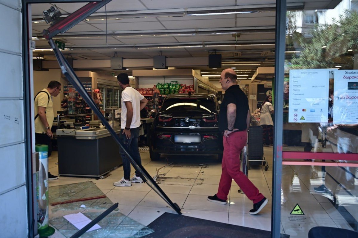 Αυτοκίνητο έπεσε σε σούπερ μάρκετ στη Νίκαια – Στο νοσοκομείο δύο παιδιά και μια υπάλληλος Αυτοκίνητο έπεσε σε σούπερ μάρκετ στη Νίκαια – Στο νοσοκομείο δύο παιδιά και μια υπάλληλος