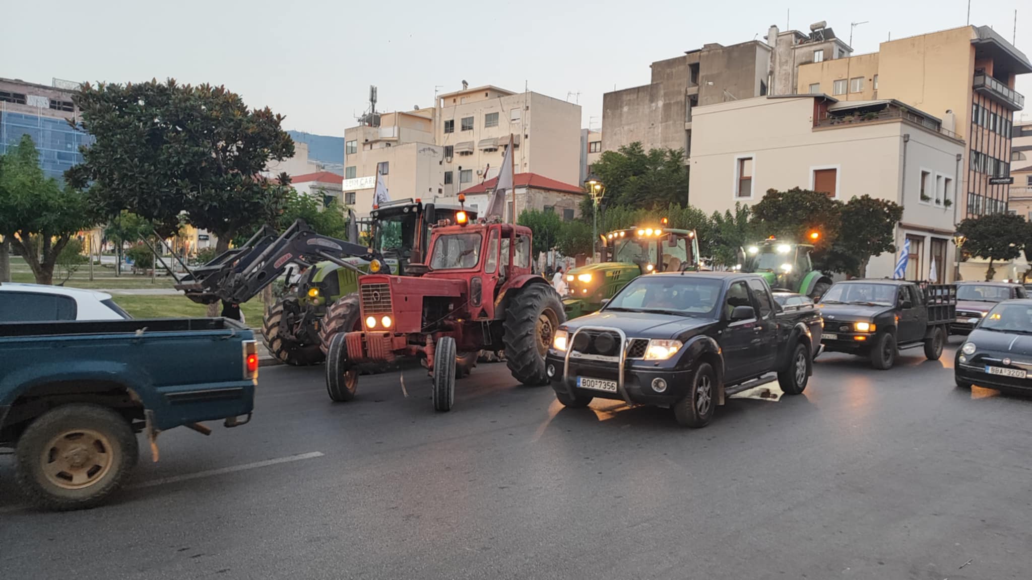 Στον Βόλο με τρακτέρ και αγροτικά αυτοκίνητα οι αγρότες του Πηλίου – Δείτε εικόνες Στον Βόλο με τρακτέρ και αγροτικά αυτοκίνητα οι αγρότες του Πηλίου – Δείτε εικόνες
