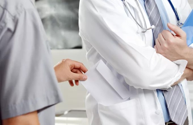 Γιατρός της επαρχίας απείλησε, εξευτέλισε και ζήτησε φακελάκι για να χειρουργήσει ασθενή – Καταγγελία από τον Άδωνι Γεωργιάδη Γιατρός της επαρχίας απείλησε, εξευτέλισε και ζήτησε φακελάκι για να χειρουργήσει ασθενή – Καταγγελία από τον Άδωνι Γεωργιάδη