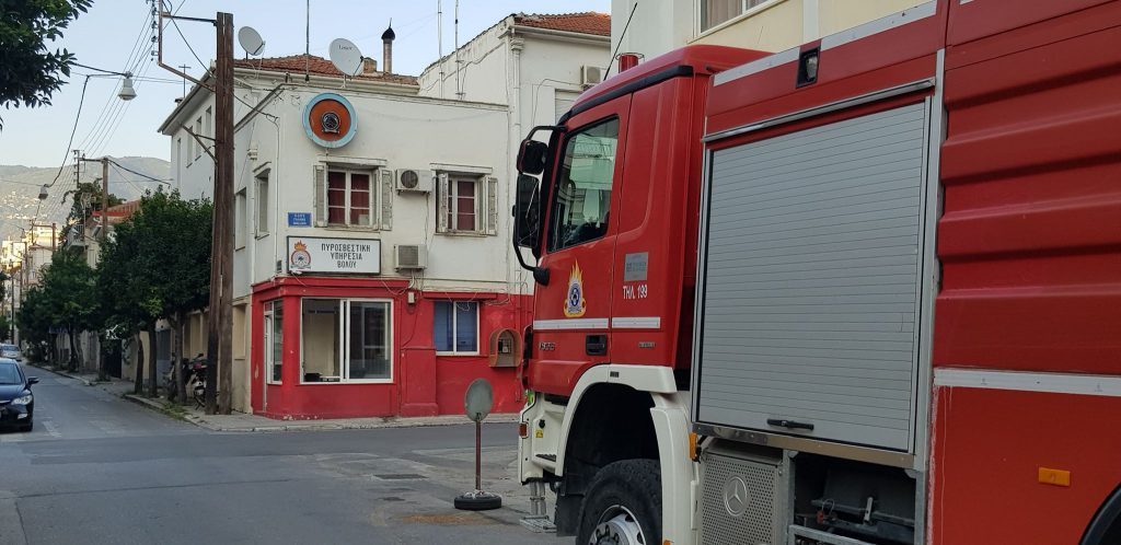 Νέα Ιωνία Βόλου: Μεγάλη κινητοποίηση για φωτιά σε αποθήκη
