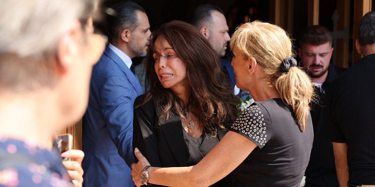 Συντετριμμένη η Βούλα Πατουλίδου στην κηδεία του συζύγου της  Δημήτρη Ζαρζαβατσίδη -Στήριγμά της ο γιος της