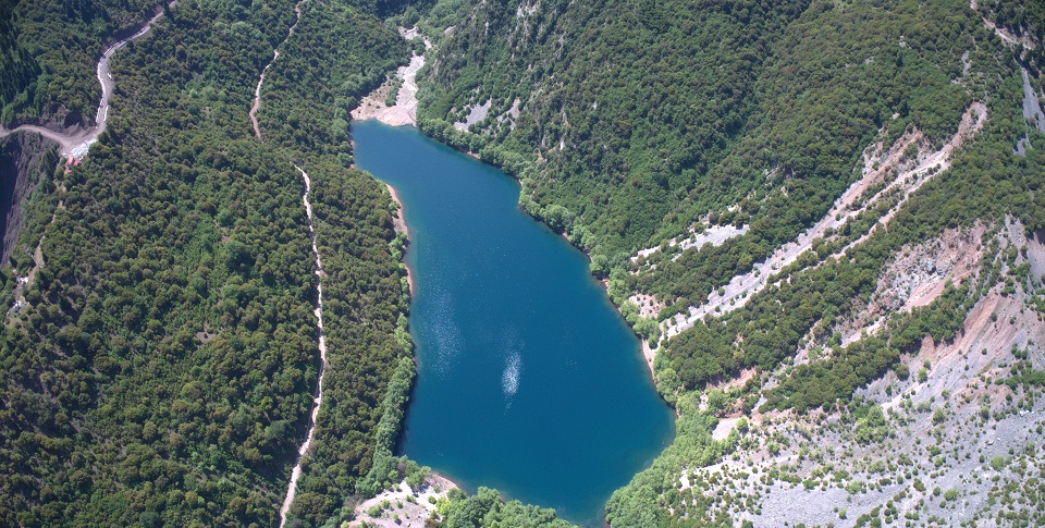 Δείτε από ψηλά τη νεότερη λίμνη της Ελλάδας. Σχηματίστηκε μετά από μια κατολίσθηση και έχει βαθύ μπλε χρώμα (drone) Δείτε από ψηλά τη νεότερη λίμνη της Ελλάδας. Σχηματίστηκε μετά από μια κατολίσθηση και έχει βαθύ μπλε χρώμα (drone)