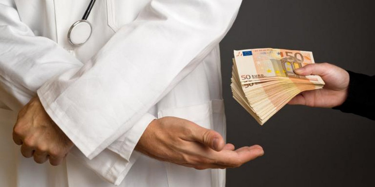 Απολογήθηκε στον Ιατρικό Σύλλογο Λάρισας ο γιατρός του πανεπιστημιακού που καταδικάστηκε για το φακελάκι