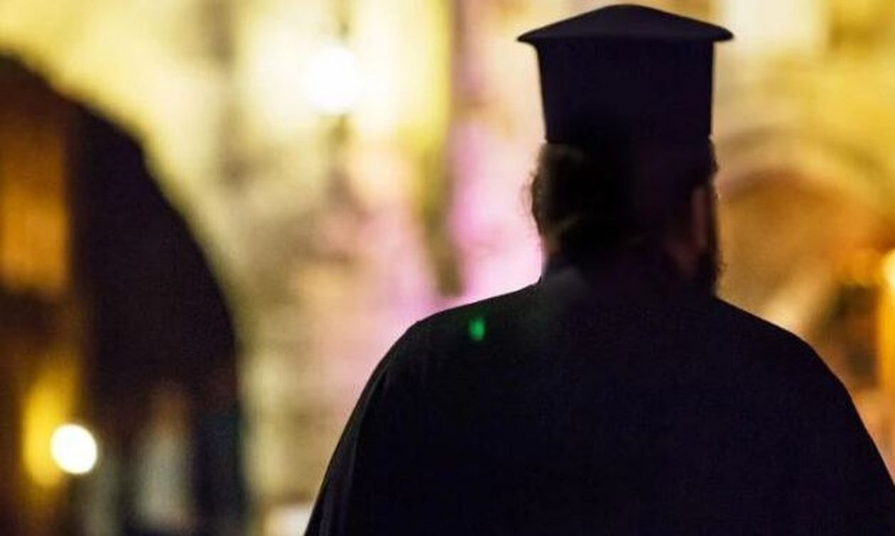 Χαμός σε πανηγύρι στην Κορινθία: Παπαδιά πέταγε... σουβλάκια στον παπά λόγω ζήλιας υπό τους ήχους της Χαράς Βέρα!