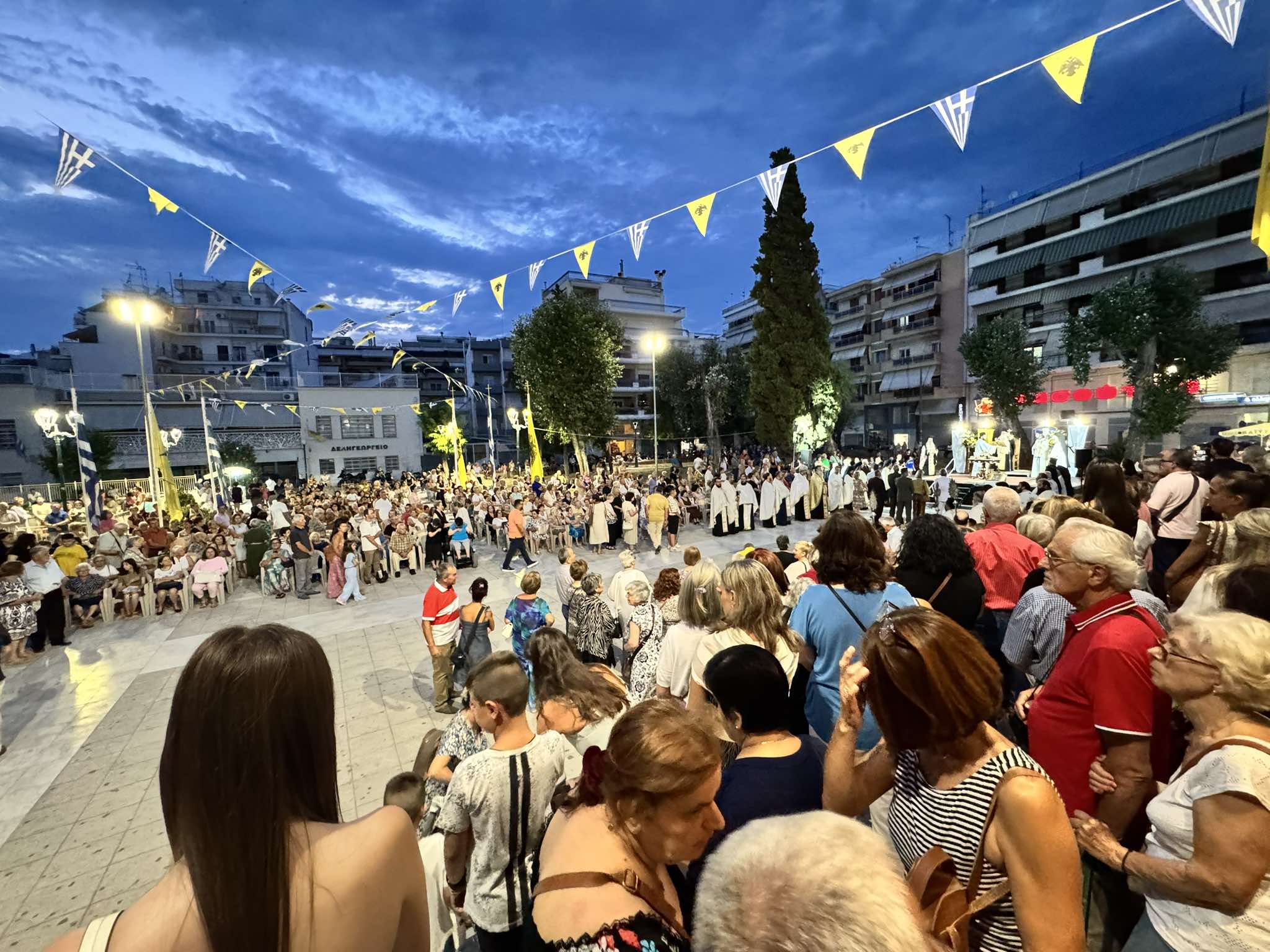 Βόλος: Κοσμοπλημμύρα για τον Πανηγυρικό Εσπερινό της Μεταμορφώσεως Βόλος: Κοσμοπλημμύρα για τον Πανηγυρικό Εσπερινό της Μεταμορφώσεως