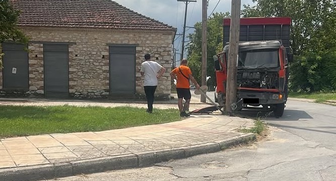 Φορτηγό έπεσε πάνω σε κολώνα στον Αμπελώνα Φορτηγό έπεσε πάνω σε κολώνα στον Αμπελώνα