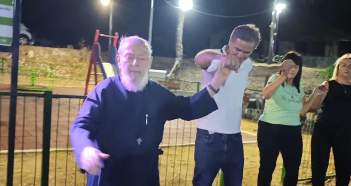 Ο λεβέντικος χορός 95χρονου ιερέα σε χωριό των Τρικάλων (βίντεο)