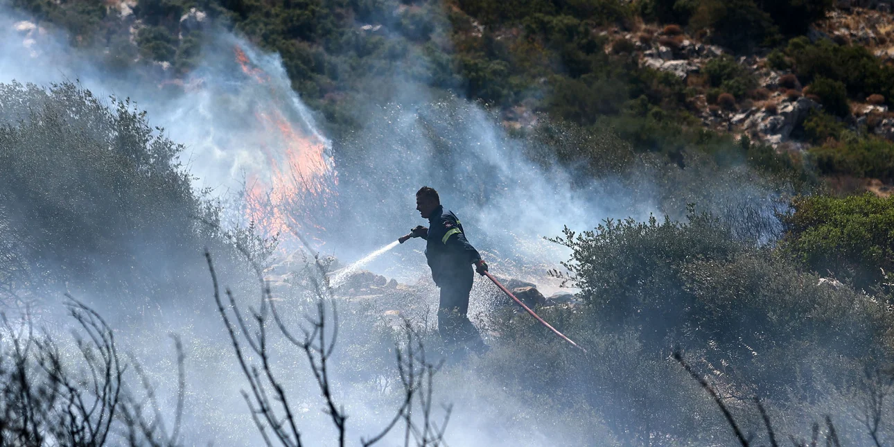 Ανεξέλεγκτη η φωτιά  στην Κερατέα, καίγονται σπίτια -Τιτάνια επιχείρηση της Πυροσβεστικής, μπαράζ 112 για εκκενώσεις