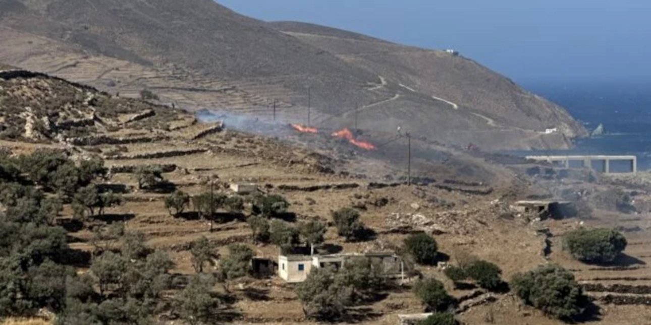 Φωτιά στην Τήνο: Επιχειρούν 2 ελικόπτερα, πνέουν ισχυροί άνεμοι -Χωρίς ρεύμα περιοχές του νησιού Φωτιά στην Τήνο: Επιχειρούν 2 ελικόπτερα, πνέουν ισχυροί άνεμοι -Χωρίς ρεύμα περιοχές του νησιού
