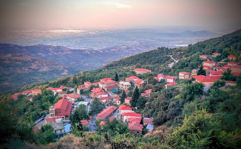 Μορφοβούνι: Ένα από τα τέσσερα μαρτυρικά χωριά της λίμνης Πλαστήρα με την προπολεμική σημαία