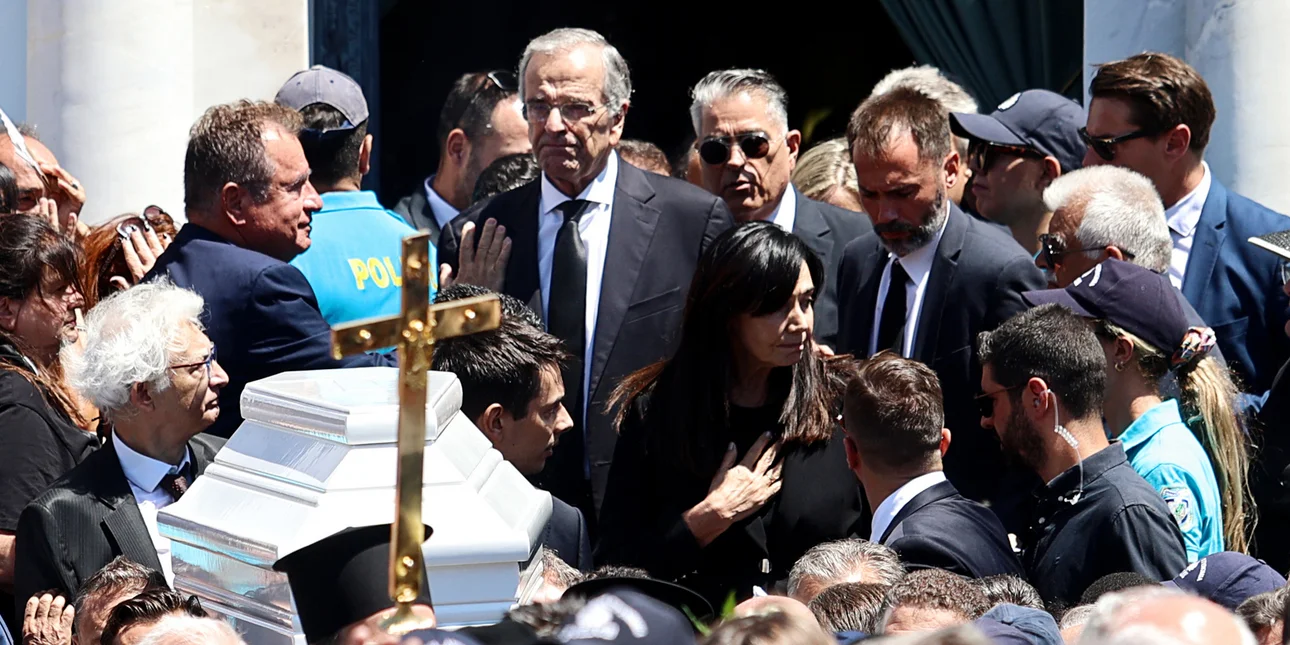 Σε κλίμα βαθιάς οδύνης το τελευταίο αντίο στη Λένα Σαμαρά -Δείτε βίντεο και φωτογραφίες
