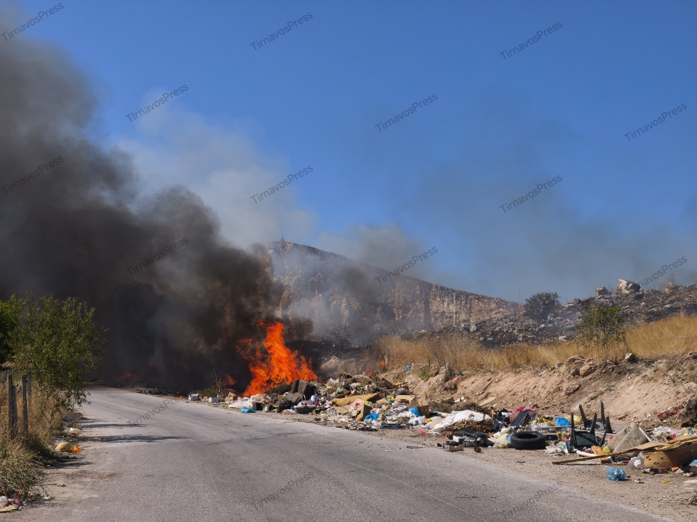 Σε εξέλιξη μεγάλη φωτιά σε χωματερή πίσω από τον καταυλισμό Ρομά στον Τύρναβο (φωτ. - βίντεο)